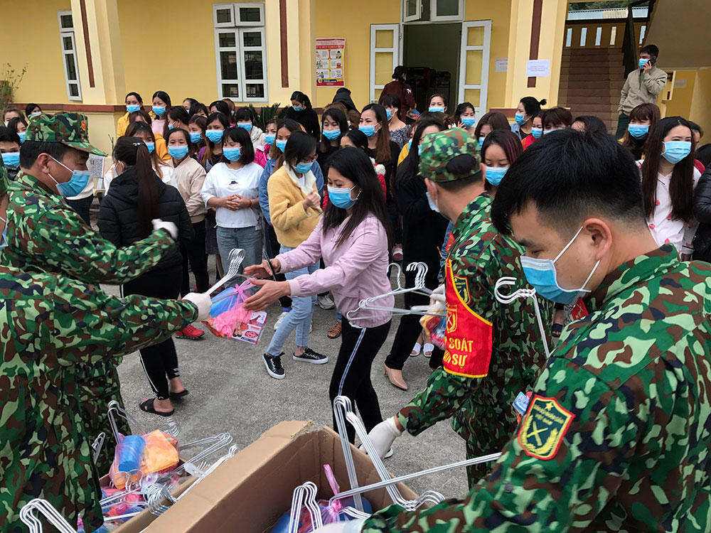 Cấp phát nhu yếu phẩm cho người dân mới đến khu cách ly tại Trung đoàn 750, Bộ CHQS tỉnh Bắc Kạn.